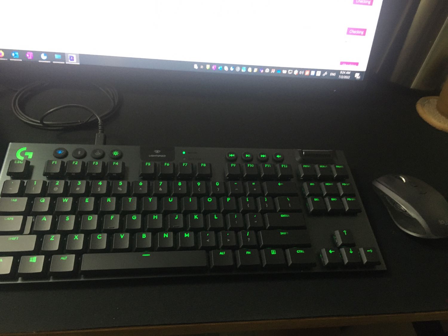 bàn phím cầm đầm tay, nhấn rất êm mình không muốn ồn nên mua loại linear. Đèn led đẹp nói chung là ok so với giá tiền.  Hy vọng là bền