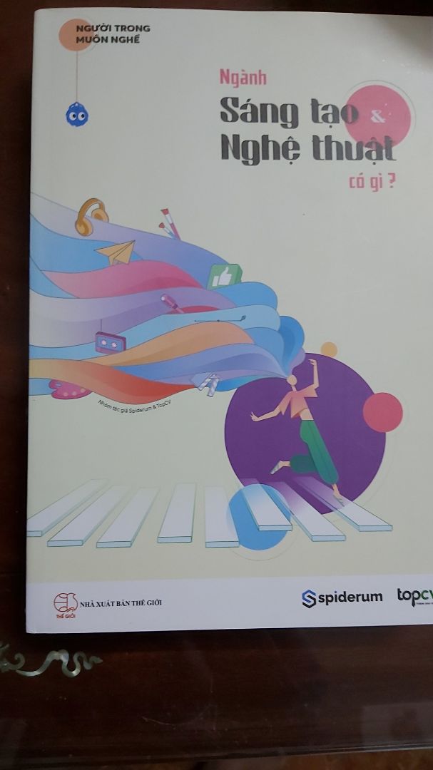 Sách nội dung rất hay, giúp mình có cái nhìn toàn cảnh hơn về nghề. Sẽ tiếp tục ủng hộ các sách hướng nghiệp khác của spiderum!! Các bạn trẻ cấp 2,3 nên đọc để lên đh bớt hoang mang nhé! Mình chỉ tiếc góc sách bị móp hơi xấu hic, mong vận chuyển tốt hơn