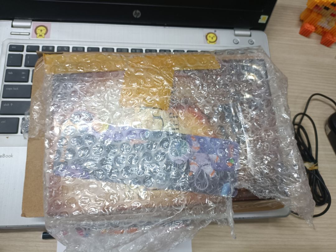 Mua 2 cuốn nhưng chỉ giao 1 cuốn phải gọi lên tổng đài rồi chụp hình gửi qua ***. Phiền lắm luôn đó. Lúc cầm sản phẩm cũng nói shiper "sao 2 cuốn mà mỏng vậy?" nhưng vẫn cầm tiền trả 2 cuốn. 😌😌😌
Thêm phần đóng gói chỉ biết cạn lời, nếu chỉ quấn xốp nổ mặt trước mặt sau để không quấn thì sau này quấn nữa.