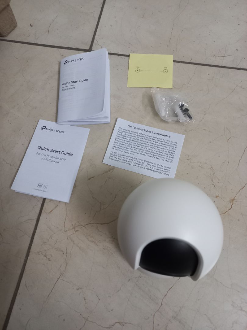 Đầy đủ phụ kiện. Tính năng cũng nhiều: quay ngược hình ảnh (để gắn ngược camera lên trần), tự động quay qua lại - trên dưới, phát hiện chuyển động, thông báo đến app, báo động, chế độ ban đêm,...
Lần đầu dùng nên mình chưa biết độ bền.

Tiện đây mỏi người cho mình hỏi: Mình trót gắn đế vào camera để *** xem đế đi kèm c dễ bị tuột khi gắn cam không (như ảnh). Giờ làm sao bỏ nó ra nhỉ?