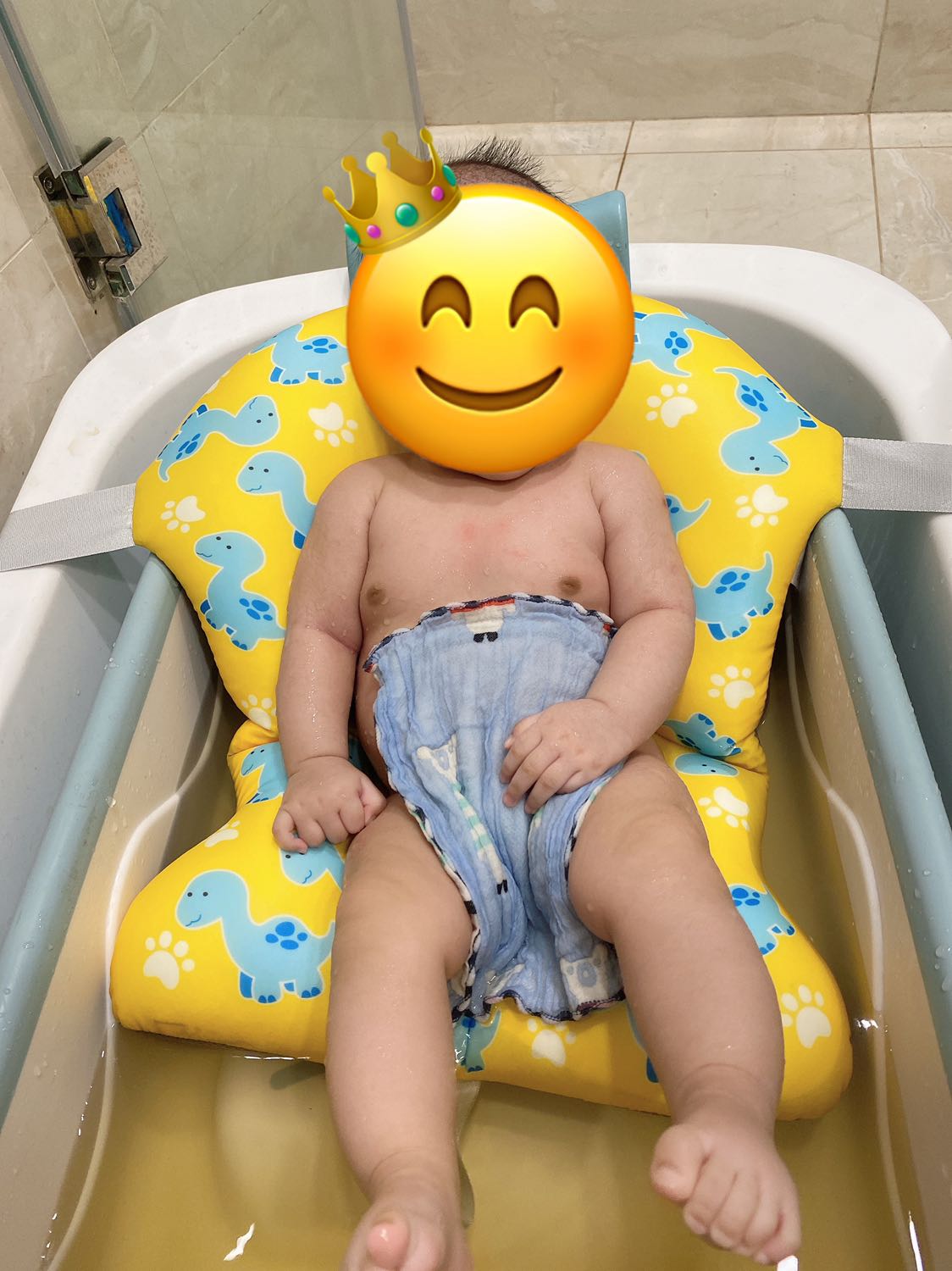 Hàng đẹp, chi tiết và màu sắc sắc sảo, đường may chắc chắn, dù thau tắm bé nhà mình dạng dày 2 lớp mà gài vào vẫn rất chắc chắn. Tiki giao hàng siêu nhanh. Rất hài lòng!