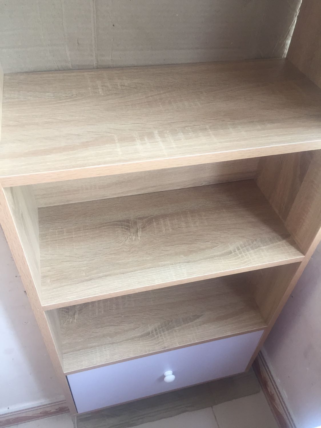 Tủ chắc chắn, đẹp gần giống mẫu. 
Tôi mua sau nên có sổ tay hương dẫn lắp ráp giúp tôi lắp dễ dàng và nhanh chóng. Cứ theo hướng dẫn mà ko phải mò. 
Đánh giá cho 5 sao