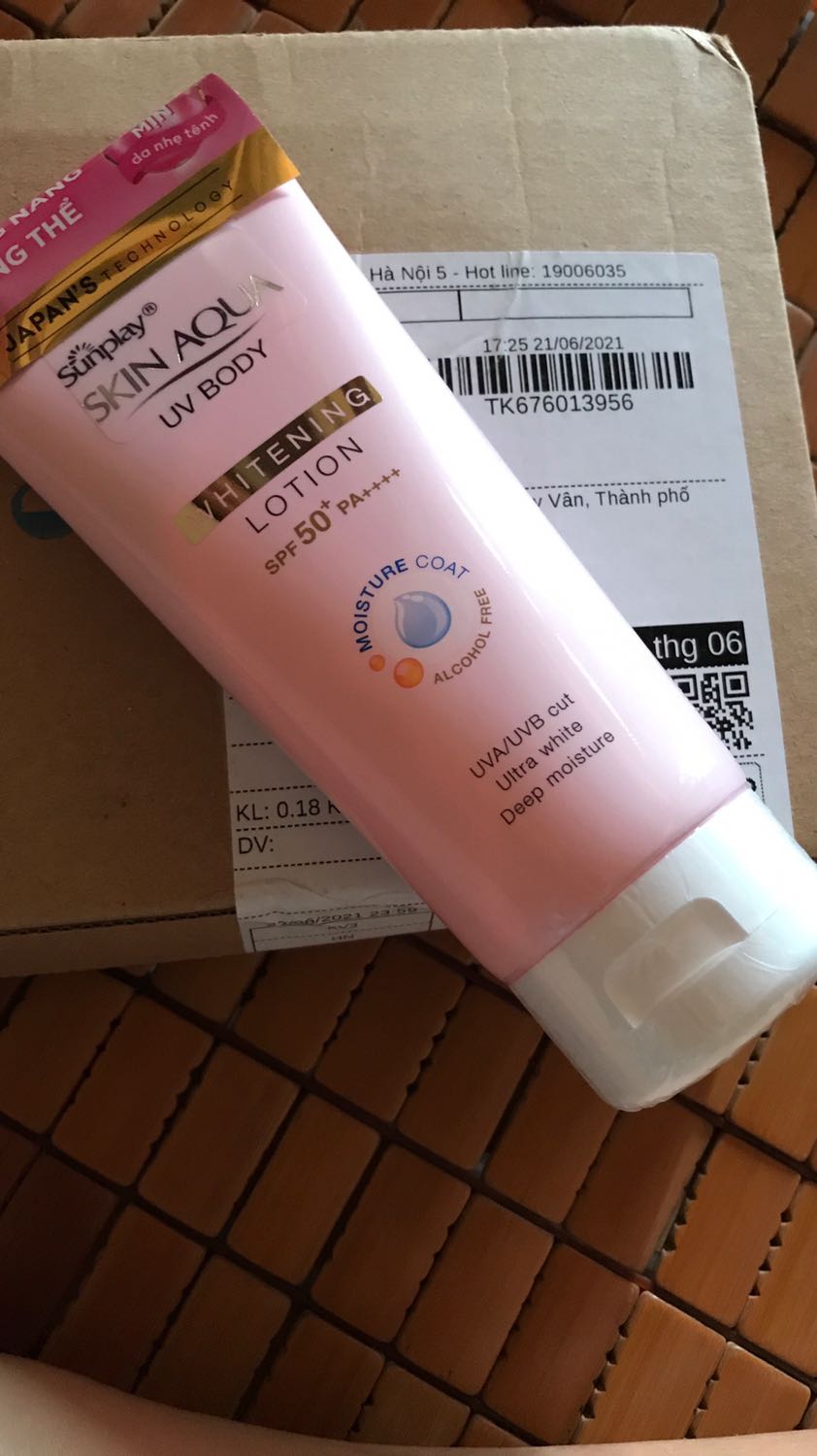 Mới đặt chiều qua mà sáng nay đã nhận được rồi. Giao hàng nhanh thật sự luôn? đóng gói cẩn thận, tuy nhiên k hiểu sao cùng đặt 1 lúc 1 hãng có hai lọ kem chống nắng dc tặng kèm túi cói mà tách thành 3 đơn luôn vậy! ? hic Dù sao cũng thấy review nhiều về độ chống nắng cao của em này nên cũng mua về thử, mong là sẽ hiệu quả!?