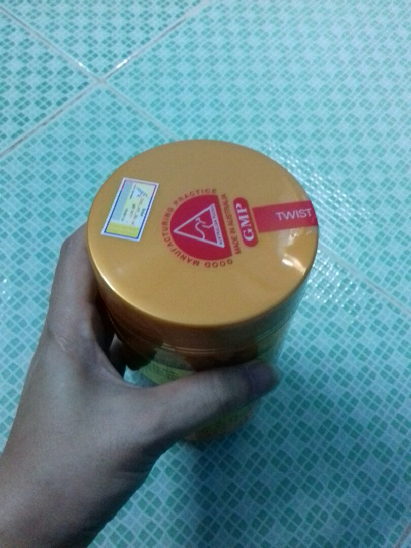 Mình mua được lúc sale giá rẻ 388k. Hàng của Tiki trading chính hãng : có tem bộ công an, có mã số gửi tin nhắn kiểm tra, có dấu của công ty nhập khẩu Hạnh Phúc, hạn sử dụng rất xa. Giao hàng cực nhanh - đặt tối hôm trước sáng hôm sau nhân. Rất tin tưởng Tiki