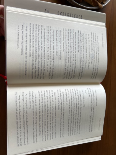 Sách bìa cứng siêu siêu đẹp, y chang bản tiếng anh gốc. Giá thì phải chăng và mua Tiki được ship nhanh nữa. Nội dung vô cùng thú vị vì được nghe một câu chuyện hoàng gia có thật ở thế kỷ 21 thay vì nghe mấy câu truyện tưởng tượng. Dù là hoàng gia hay người thường thì đều có những niềm khao khát hạnh phúc. Một cuốn sách đáng để đọc.