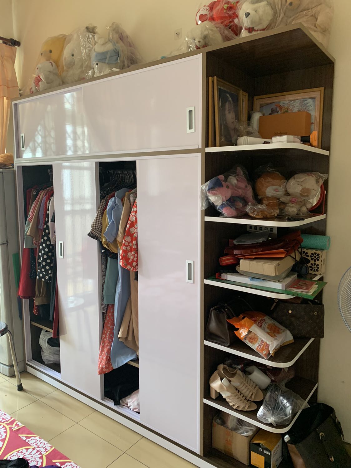 Cho 5 sao nhiệt tình, 5 sao sản phẩm đẹp như mô tả, sản phẩm rất chắc chắn, nhựa rất dày nhìn giống như tủ gỗ, không quá nặng có thể di chuyển được. 1 sao vì cẩu thả, đóng vít xuyên qua tủ làm lồi vít