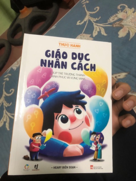 Sách đẹp n k hiểu sao có nhiều vết chọc lỗ chỗ