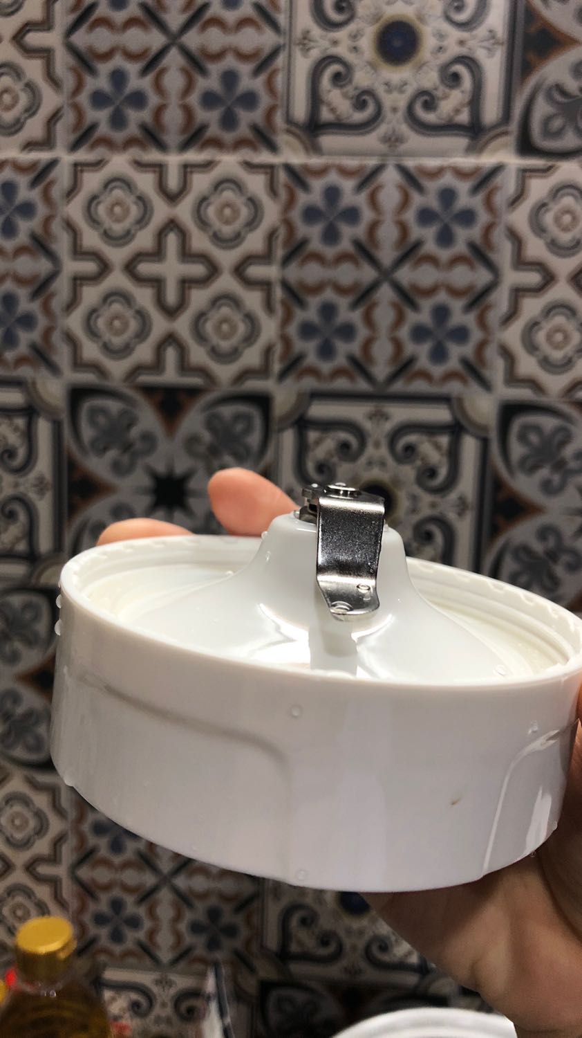 Mới mia về *** thử xay nước bưởi uống. Cối xay cực ra nước cực mượt luôn. Chất liệu nhựa đẹp khỏi chê. Cái lưỡi dao đc thiết kế úp ngược xuống dưới cực an toàn. Mình mua về hàinlongf quá trời