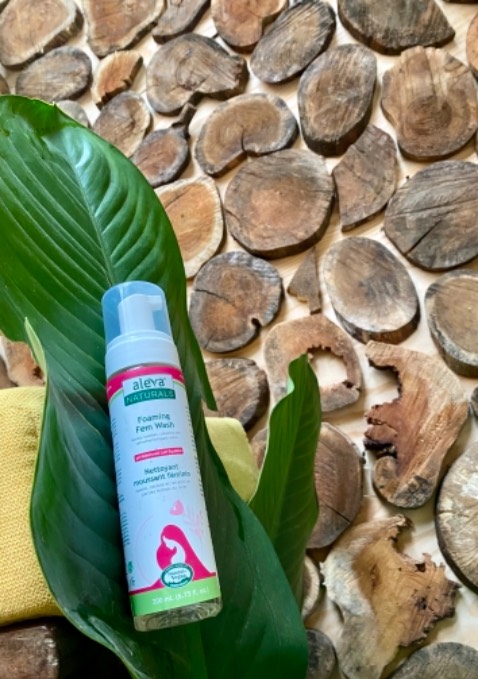 Dung dịch có mùi hương thảo mộc dịu nhẹ, rất dễ chịu , mình là đứa kén mùi lắm mà ảnh đã chinh phục được mình rồi Ó. Vì là dạng bọt nên khi sử dụng xong mình thấy rất thông thoáng nhưng k mang lại cảm giác bị khô nha. ( còn mềm mịn, xịn hơn là có khác) shop giao hàng đóng gói rất cẩn thận. Dịch vụ chăm sóc khách hàng cũng rất ok ạ