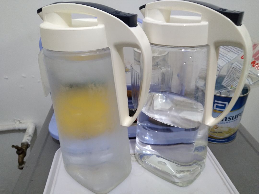 Sp chính hãng. Chịu nhiệt nóng lạnh, nước sôi tốt. Nút bật và nắp tháo vệ sinh dễ dàng. Ron kín nước. Phải dùng sức mỗi lần mở nắp. Nắp thường lắp xéo 1 bên cho dễ mở.