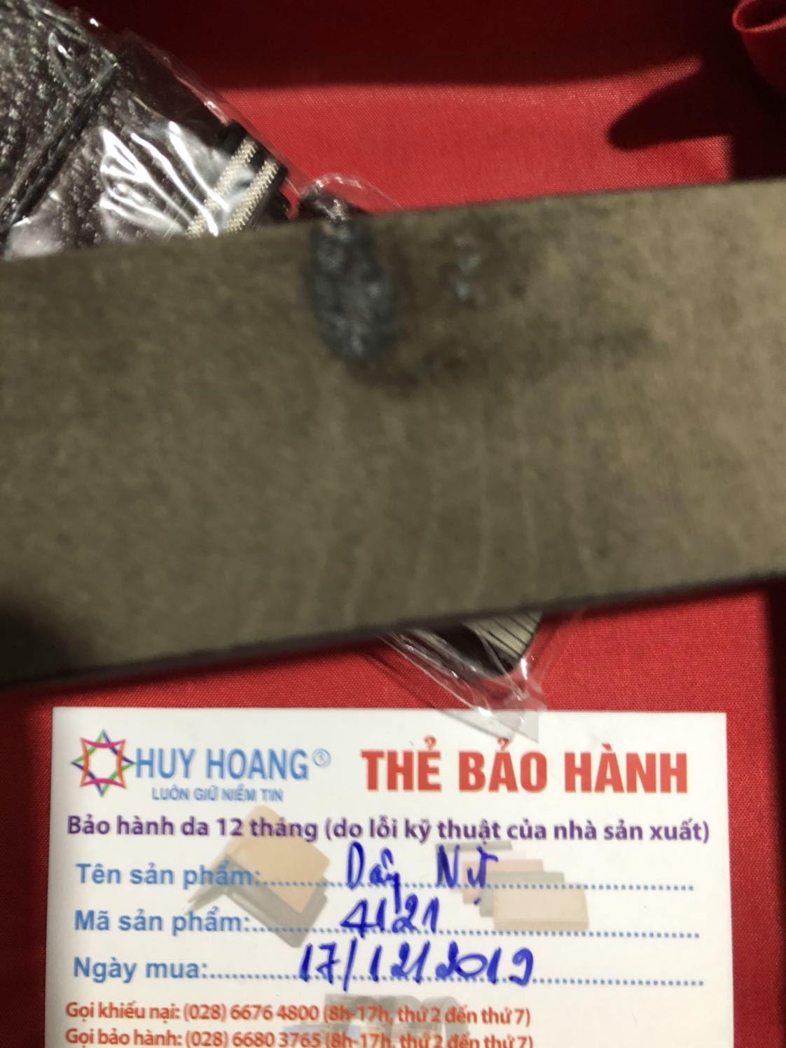 Sản phẩm đẹp nhưng bị lỗi dính keo, nên thất vọng về khâu kiểm hàng