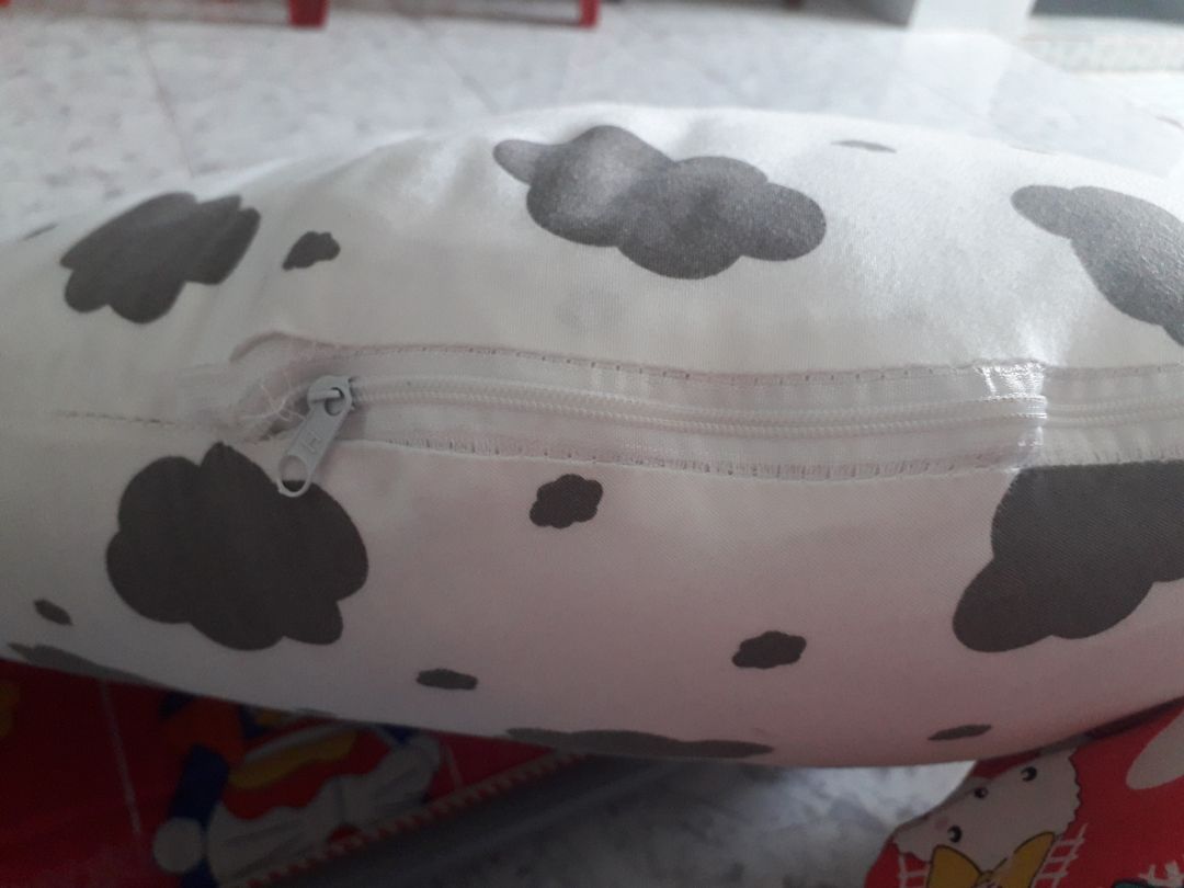 bé nằm êm, thoải mái. nhưng khóa kéo không tốt lắm. mới mở ra giặt 3 lần mà đường may khóa muốn rạn rồi