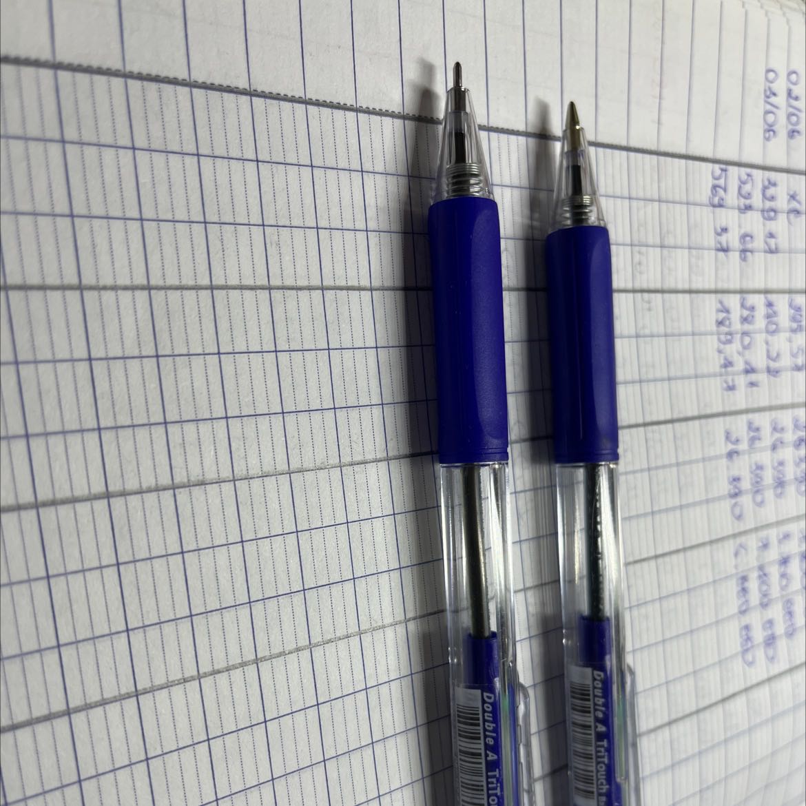 Đầu bút khác với loại lần trước mình mua ( to tròn, còn loại này thì nhỏ, nhọn) 
Đầu bút viết không trơn như bút cũ của mình. Mực ra tạm ổn. Nhưng mình vẫn thích loại cũ của mình hơn.