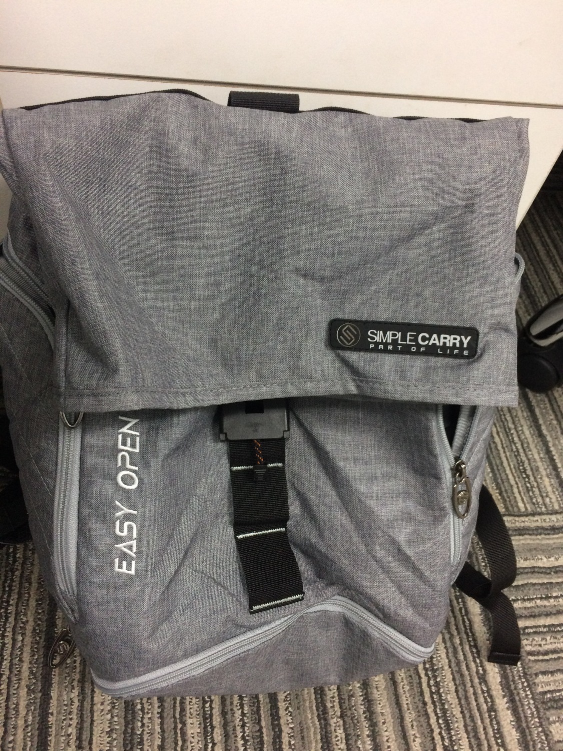 Chất liệu vải đẹp, các đường khâu chắc chắn, khoá dễ mở.
Kiểu dáng độc đáo, tuy nhiên nếu để lên form căng đẹp thì phải đựng kha khá đồ.
Ngăn đựng đồ phía dưới đáy bên ngoài thì hơi thiếu thực dụng.