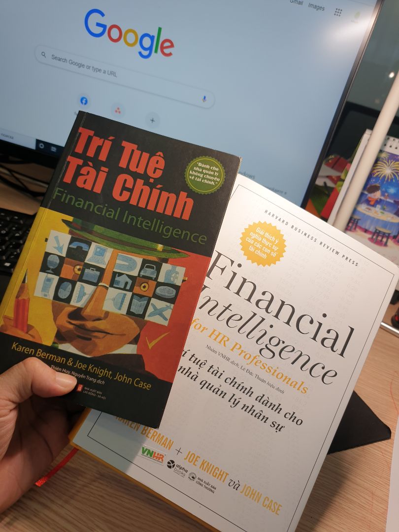 m đặt mua vì  tiêu đề sách là dành cho nhân sự, khi đưa về nhà mở ra, thì chỉ là sửa lại chút mục lục, đưa thêm vài gạch đầu dòng về nhân sự cho có - còn lại nội dung y hệt cuốn trí tuệ tài chính của 3 tác giả. việc làm Pr của bên VNHR - tự sửa tên tiếng anh của sách, thêm nội dung vào làm pr này rất phản cảm. Nội dung sách chỉ đơn thuần về tài chính căn bản thì rất hay, còn về tài chính cho nhân sự thì quá dở. nên mua khi bạn đọc hiểu tài chính, còn về nhân sự thì vô giá trị