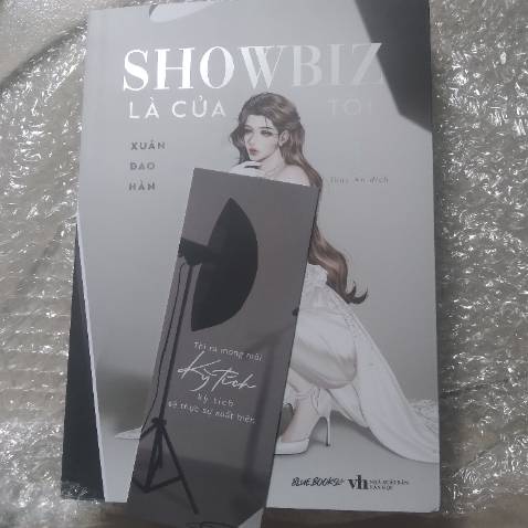 Nội dung chưa đọc nhưng biết chắc là sẽ rất hay, font chữ khác với những cuốn truyện ngôn mình đã đọc nhìn rất thú vị, bìa đơn giản mà đẹp, khổ to nên khi cầm tay thấy khá thoải mái, hơi deaf nhẹ nhưng ko đáng kể, có một điều là mình rất để ý đến thông tin tác giả mong nhận được nhiều thông tin hơn ạ😊