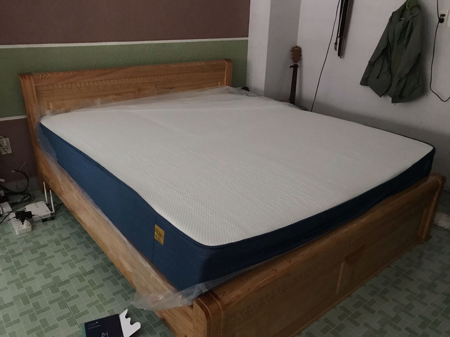 Nệm nằm đã lắm, có điều không nằm máy lạnh sẽ hơi nóng lưng một chút (một chút thôi ko nhiều). Giao hàng khá nhanh, có điều một mình tự trải nệm ra cũng ko nhẹ như quảng cáo đâu nha mọi người, mồ hôi đầy mình mệt xỉu luôn :)) Nằm ngủ rất ngon nha!