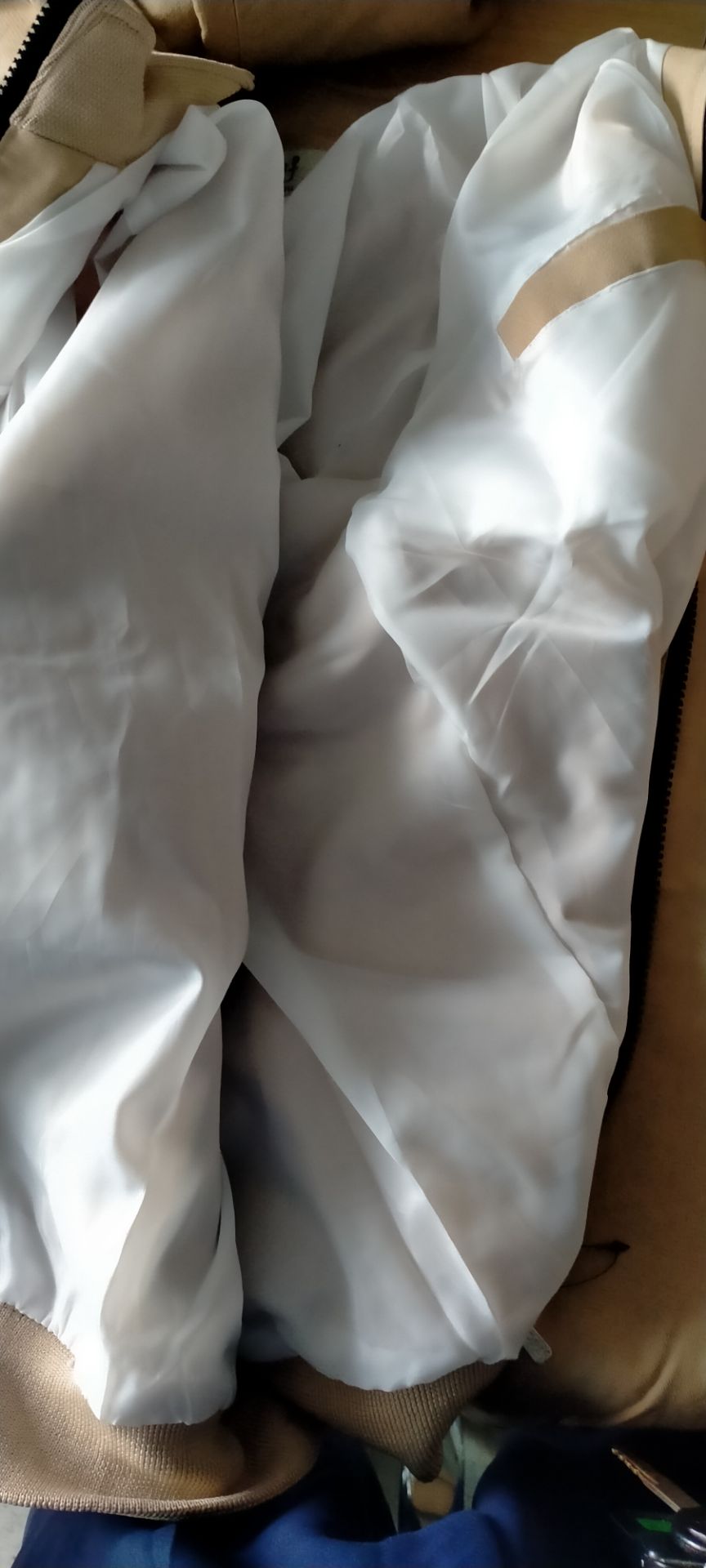 áo đẹp, mình đặt size M mặc vừa khít luôn,có chỉ thừa nhưng ít, mình mới đặt hôm qua mà hôm nay đã có áo rồi, rất hài lòng về cách phục vụ của tiki, anh shipper thân thiện,ờ mây *** gút chóp tiki ???