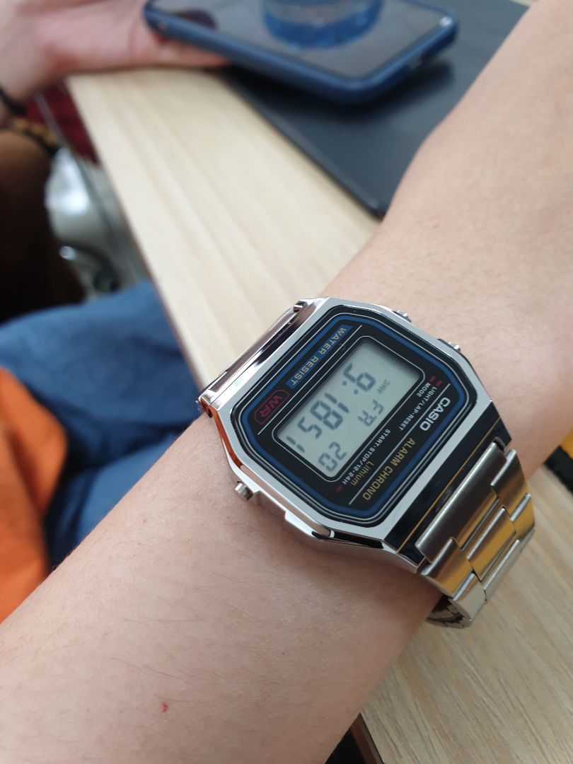 đồng hồ đẹp, sắc nét. không nặng tay.