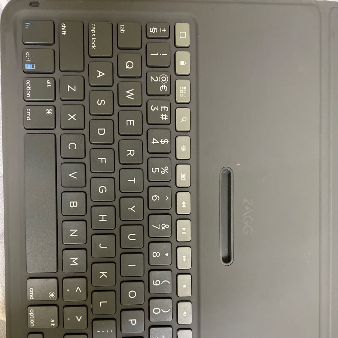 Thiết kế không đẹp, dầy, bàn phím gõ không thoải mái.