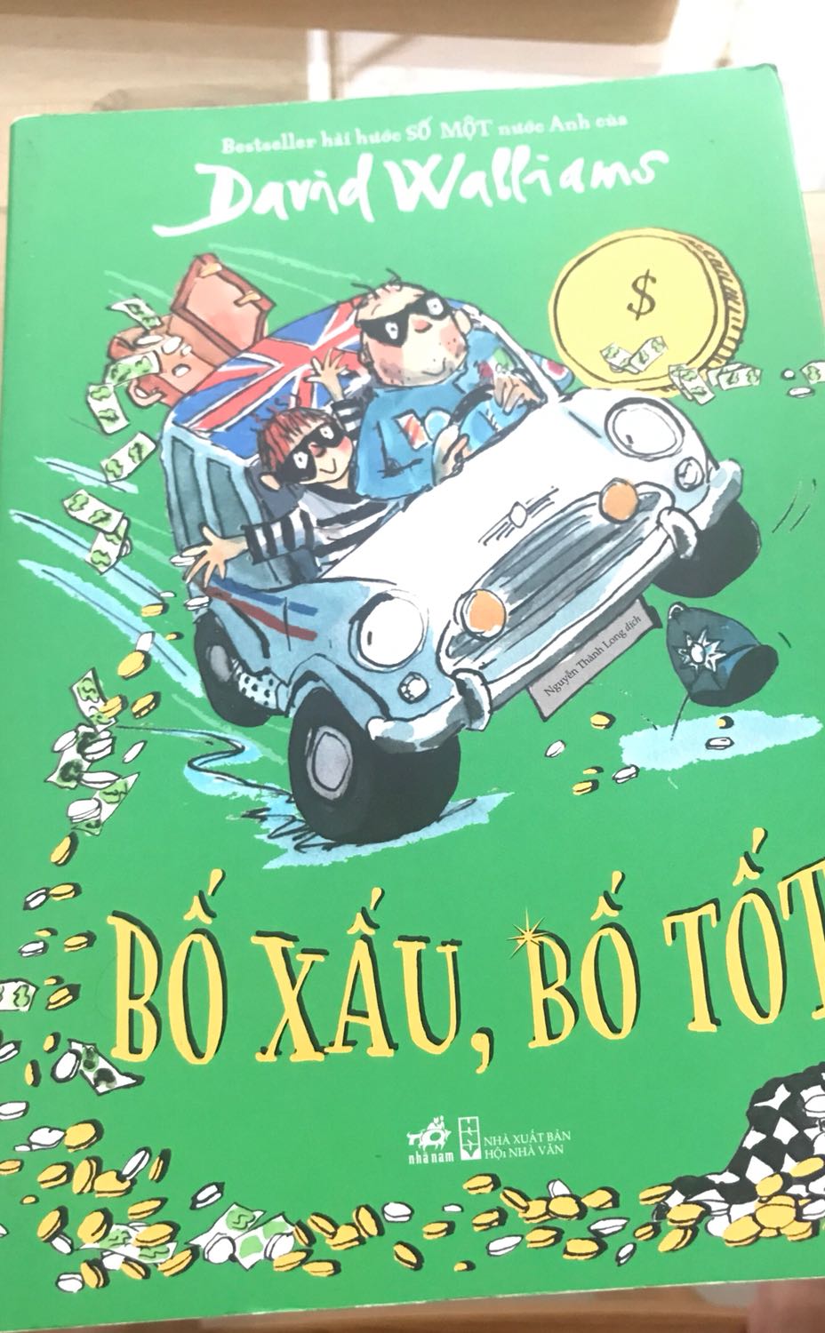 Cuốn này con trai mình rất thích và hào hứng kể lại. Đến nỗi giới thiệu sách cho bạn đọc bằng cuốn này. Nguyên seri truyện của tác giả mình mua đủ và bạn í đọc ngấu nghiến k sót cuốn nào ( dù mình chưa đọc)
