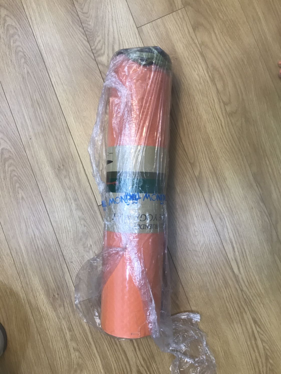 Nhẽ ra cho 5 sao nhưng mà mùi sơn từ thảm khi mở ra sộc thẳng lên đầu , làm choáng váng đau đầu đến hôm sau mới hết. Đóng gói thì ko cẩn thận. Sau khi phơi thảm thì đã bay hết mùi. Đề nghị chủ shop khi mới phun sơn ko nên gửi cho khách hàng. Ám ảnh mùi luôn