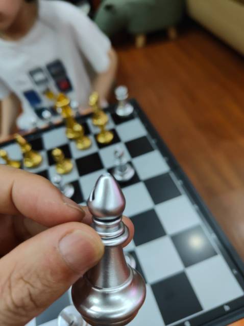 Giao hàng hơi chậm. Bộ cờ đẹp. Tuy nhiên vỡ mất một góc ở đầu quân cờ.