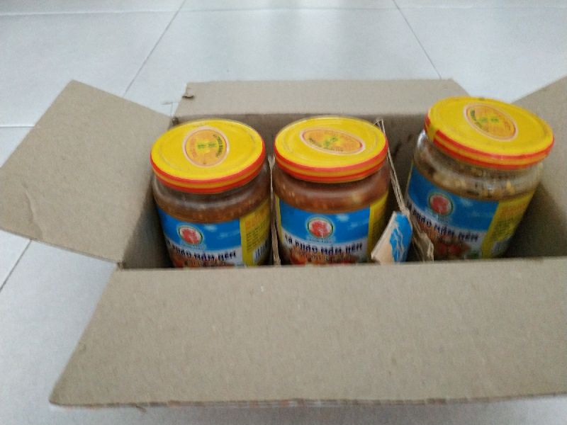 Thời chỉ thị 16+ mà vẫn giao hàng nhanh. Đóng gói cẩn thận. Có một hũ bị chảy hết mắm ra thùng, chỉ còn cà (hũ bên trái hình 1), nhưng không sao, tôi có một hũ đã ăn gần hết, sẽ lấy mắm trong đó cho qua đây. Về chất lượng thì khỏi phải nói thêm, cà pháo mắm nêm Ngọc Liên là tuyệt hảo!