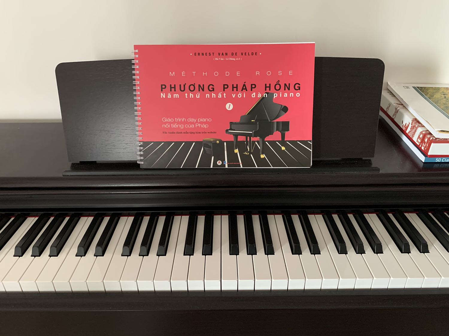 . Sách đẹp, giao nhanh, gọn gàng, gáy lò xo để lên giá rất êm.
. Có điều nội dung chung chung, có gv hướng dẫn sẽ đi nhanh và chính xác hơn