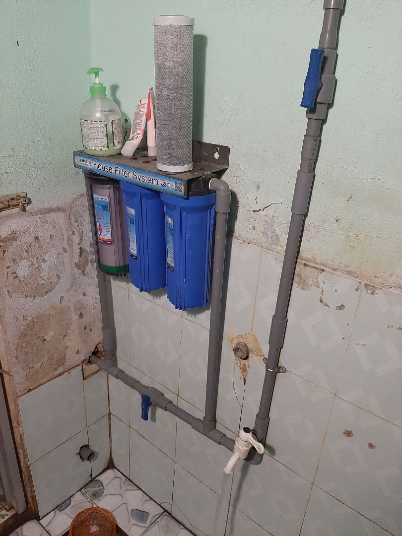 1 cục lọc số 3 k qua nước được, hệ thống này tôi sử hơn 1 năm nay vẫn bình thường. bây giờ thay lõi lọc mới k sử dụng được.
kèm 1 hình ảnh k ra nước khi gắn lọc. và 2 hình ảnh khi tháo lọc số 3