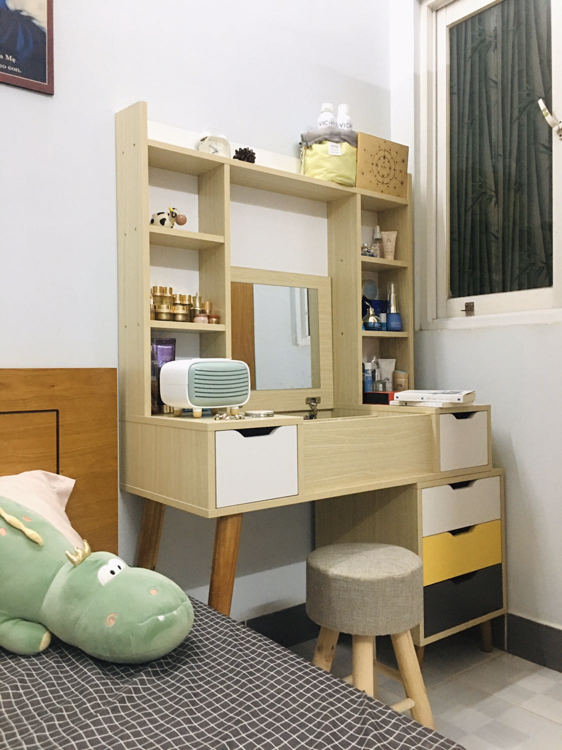 Tuyệt vời lắm. Bàn to rộng, chỉ tiếc là không gian mình hơi nhỏ nên không để tủ ba ngăn ra xa hơn chút được. Bàn rất đẹp, các cạnh được gọt dũa khá mượt. Nhân viên lắp ráp nhiệt tình dễ thương. Cảm ơn shop và Tiki nhiều.