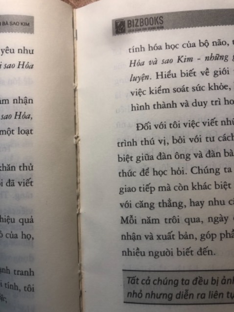 Sách mình mới nhận được 2 ngày, chưa kịp đọc, mới cầm nhẹ đã bung gáy, có vẻ keo dán chưa được chắc chắn. Mong shop sẽ cải thiện hoặc tăng giá sản phẩm lên để nâng cao chất lượng. Mình không hề muốn làm mất miếng cơm của ai, đây chỉ là góp ý, bỏ tiền trăm ra để mua mà sản phẩm như vậy tiếc tiền lắm!