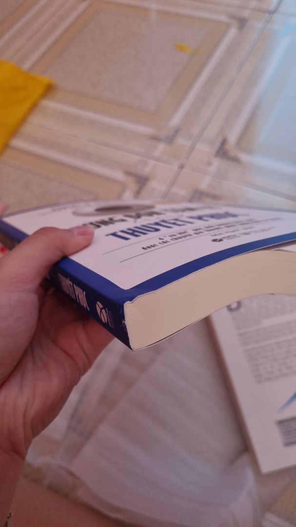 bìa sách dơ quá, chụp thì không thấy nhưng ở ngoài dơ nhiều lắm. Góc sách còn như này, khó chịu ghê