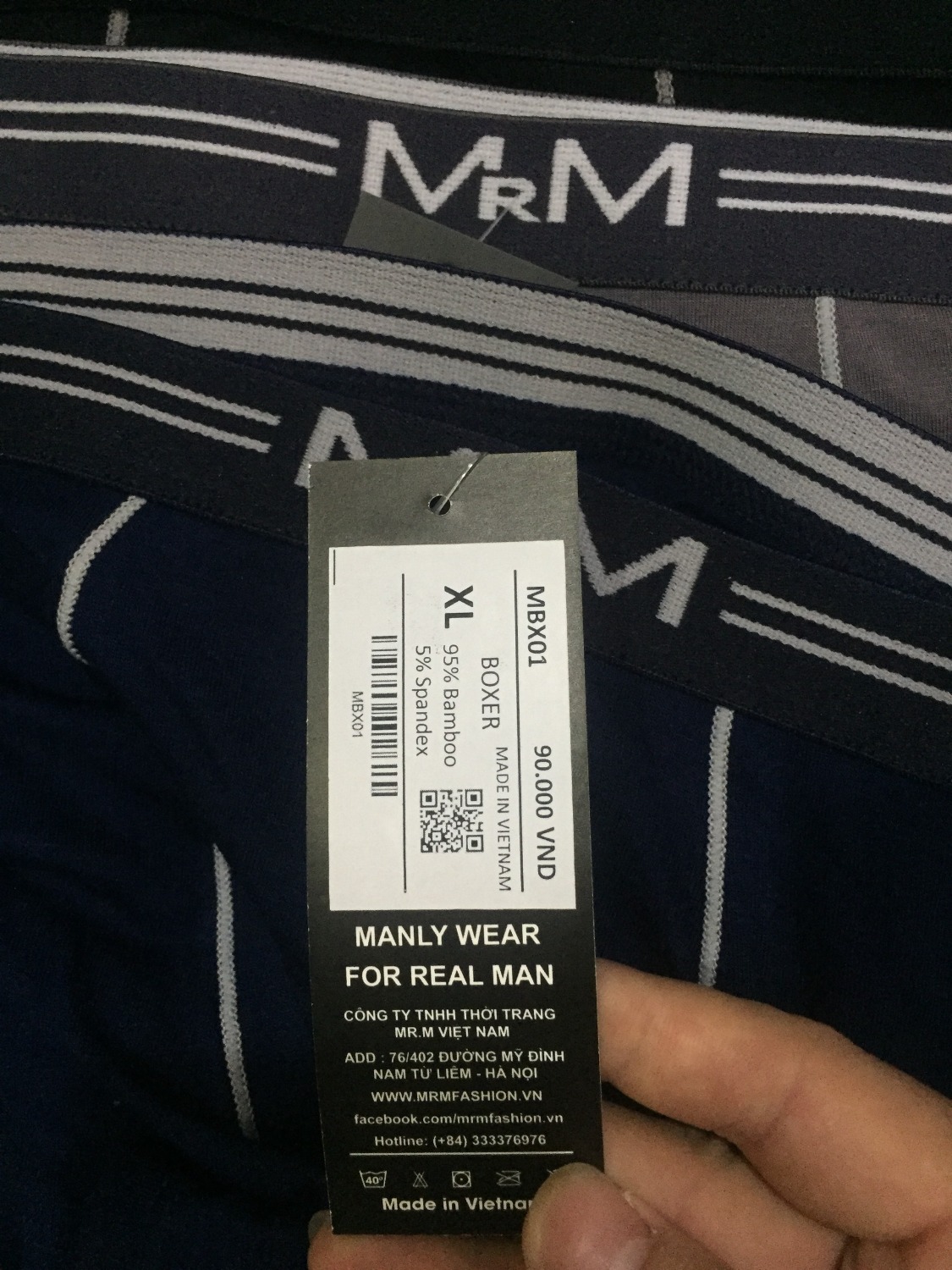 Hàng chính hãng, logo tem mác thương hiệu đầy đủ, rất chuyên nghiệp, đóng gói cũng rất cẩn thận từ shop.
quần mới, mở ra còn nguyên bụi, mùi vải. chất quần mềm mỏng mát, mặc rất thoải mái dễ chịu. mặc cả ngày không bị hăm bên dưới.
Giao hàng hơi trễ 1 tý, đặt lúc 3h chiều, dùng gói tikinow 2h mà tận 5h30 mới nhận được sản phảm, bị trễ mất nửa giờ, lúc đó tan giờ làm, shipper báo tắc đường nên thông cảm,may vẫn còn kịp nhận hàng.