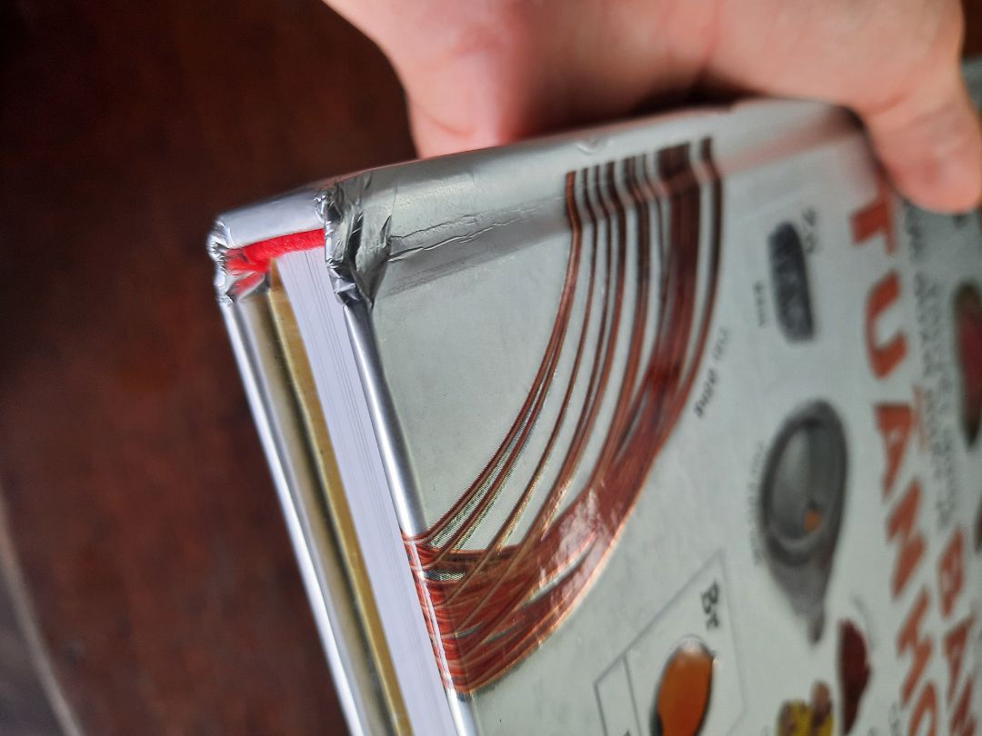 Sách cực êm luôn nhaaa, có bìa sách thì mình hơi buồn vì nó bị gãy như vậy mà nội dung trình bày rất đẹp, poster rất to và ấn tượng luôn. All in all, một quyển sách đáng muaaaa