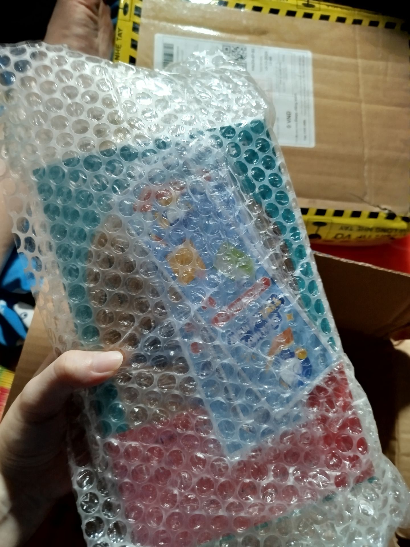 Chống sốc đầy đủ, sách còn mới, được bọc bookcare gọn gàng.
Chất lượng in tốt, sắc nét.