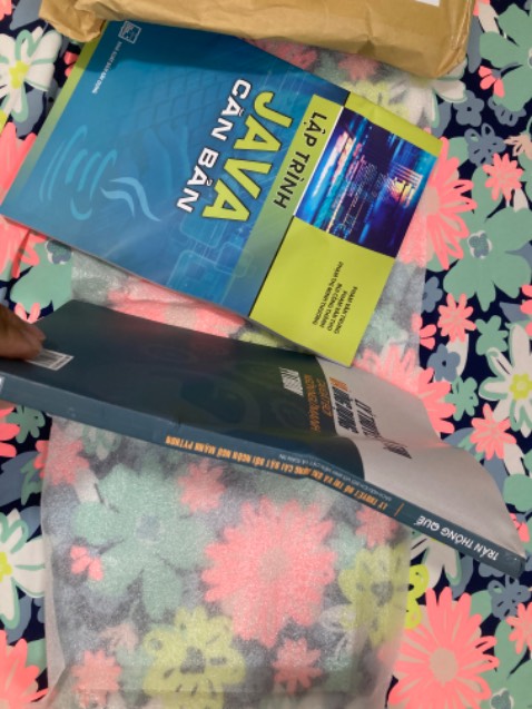 (*) Đánh giá không tính điểm
Đóng gói cẩu thả, giao đến tay khách hàng bị quăng góc, cong vẹo, ảnh hưởng lớn đến chất lượng SP&DV. Đã mua nhiều sách qua Tiki, đây là lần đầu bị thế này, thất vọng khi chất lượng đi xuống!