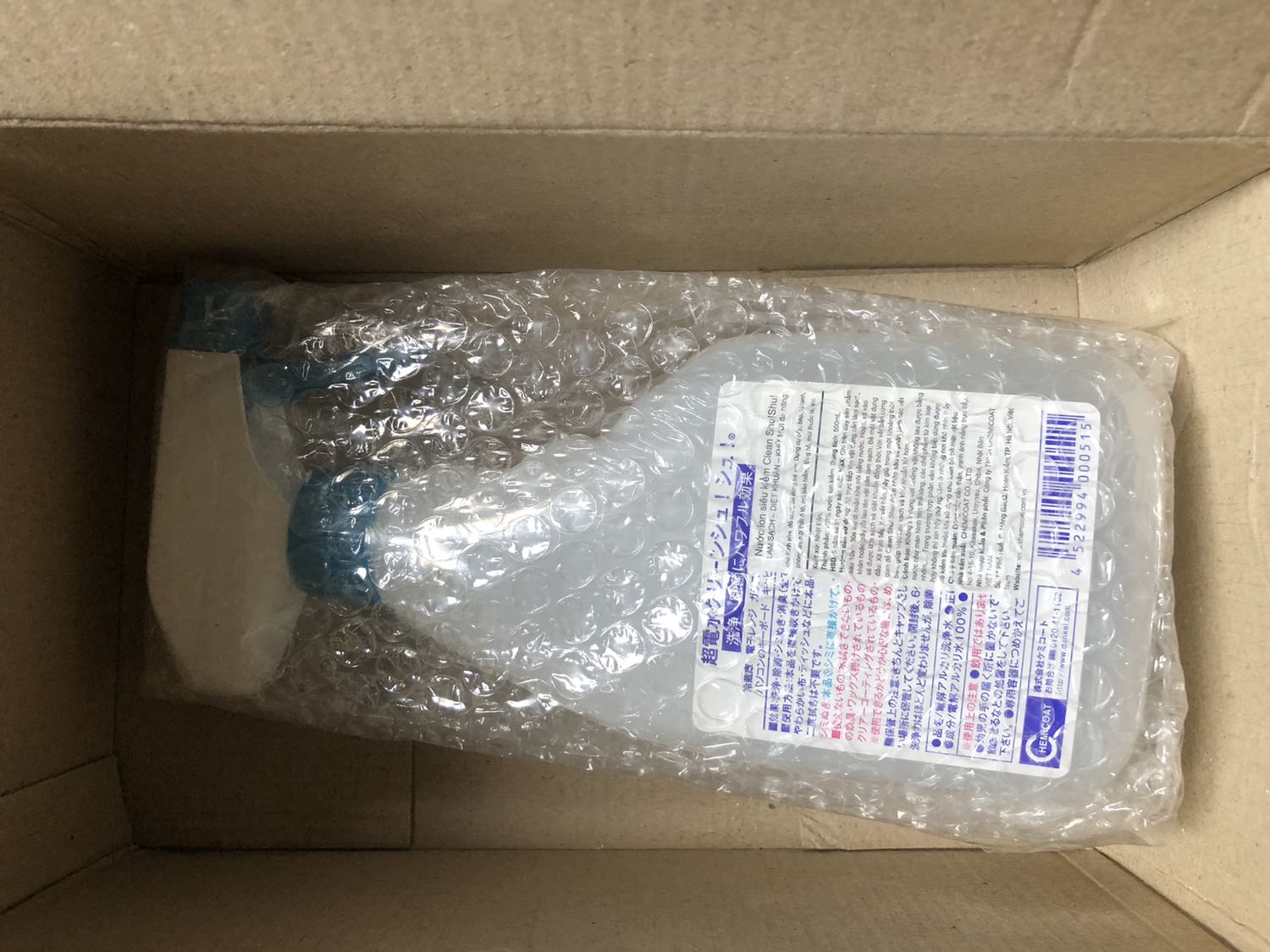 Tem nhãn phụ đầy đủ. Thiết kế đơn giản, cầm chai rất chắc chắn. Đúng là hàng Nhật có khác!
Dùng thử trên đồng hồ thì rất sạch, có thể do lâu ngày mình k vệ sinh nên ra rất nhiều nước bẩn.
Không bọt, không mùi như nước, rất an tâm. Sẽ dùng thử những chỗ khác xem sao.
Bạn giao hàng bên Tiki giao hàng rất nhiệt tình.
Cảm ơn Shop, cảm ơn Tiki