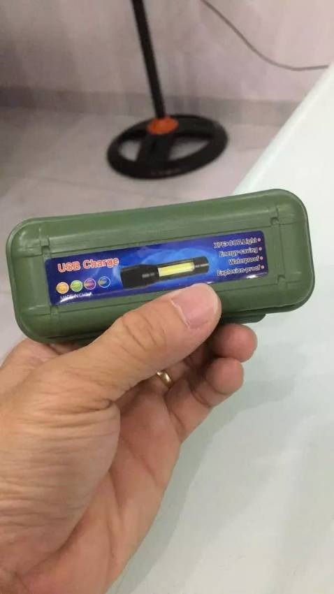 Đèn pin giá hạt dẻ, mà rất tinh tế nhỏ gọn để cầm tay mang theo để trong túi hoặc trên ô tô khi cần rất tiện. Giao hàng trong tp hcm nhanh.