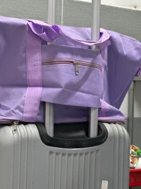 Túi rất xấu. Ko giống hình, ko phải vải dù. Nhìn như hàng nhái lại mẫu. Quá xấu còn thấm nước nữa