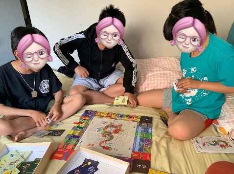 Ý tưởng quá tuyệt vời, sản phẩm thực sự ý nghĩa trong mùa hè này. Cả nhà mình cùng chơi, vừa giỏi tính toán lại vừa hiểu lịch sử qua các câu hỏi lí thú. Lại còn biết thời Việt Nam này tương ứng với thời Trung Quốc nào nữa. Mê luôn!