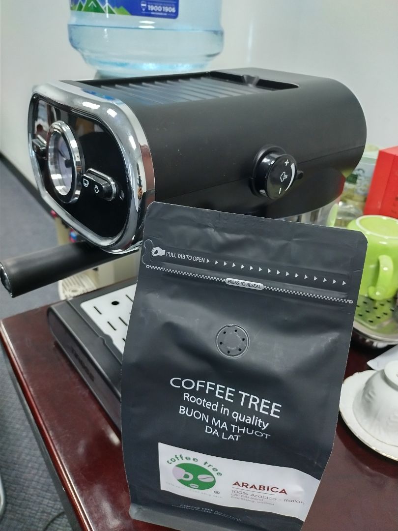 Vài nhận xét giúp bạn nào quan tâm.
1. Về cafe: đúng là cafe nguyên chất. Đúng arabica. 100% thì chưa rõ vì mình không thích uống arabica thuần nên trộn với Robusta trước khi pha. Nhưng tin là đúng 100% vì trộn rất ổn.
2. Về hương vị: hương vừa phải, không quá gắt và cũng không quá nhạt. Vị arabica đặc trưng, chua thanh khi uống, hậu vị ngọt dịu. Hậu vị đọng lâu. Uống khá phê. 
3. Pha: mình pha expresso bằng máy. Lớp kem khá dày, đẹp (ảnh). Kích thước bột hơi to để pha máy, pha phin chắc hợp hơn. Shop nên làm thêm kích thước bột pha bằng máy bán tự động.
4. Shop: đúng thời gian, đúng sản phẩm, có vẻ cầu thị.
Tóm lại: sẽ mua tiếp.