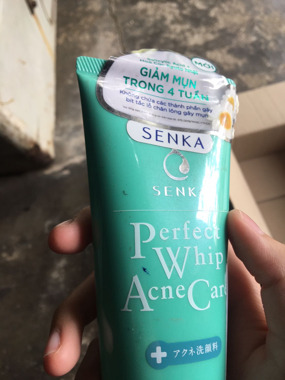 Ấn tượng đầu tiên là chai sửa rửa mặt cực kì bẩn, đóng một lớp bụi ở bên ngoài, rất rất dơ, tiếp theo là thân chai bị dính mực và các vết bẩn như sản phẩm lỗi đã từng được đổi trả vậy. Những bạn nào da nhạy cảm và bị mụn thì không nên dùng vì sẽ bị khô căng da, thậm chí là nổi nhiều mụn hơn nữa vì bị kích ứng ạ. Mình đã dùng nhiều loại của Senka và da mình là da dầu, da nhạy cảm, da mụn nên cực kì không hợp, các bạn cân nhắc trước khi mua.