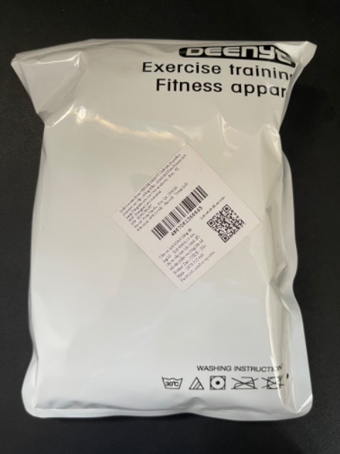 Vải đẹp, đường may OK, tặng kèm nút bịt tai và nón. Tuy nhiên nón bơi hơi chật Vải đẹp, đường may OK, tặng kèm nút bịt tai và nón. Tuy nhiên nón bơi hơi chật