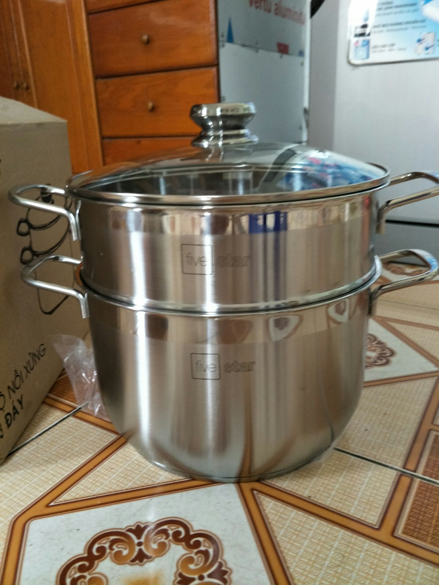 Mình đã mua bộ nồi xửng  3 đáy nắp kính fivestar ST26-3DG từ Tiki. Khi nhận hàng mình rất ưng ý  : Nhân viên giao hàng lịch sự  - sản phẩm được đóng gói cẩn thận,  mở ra sản phẩm đẹp hơn trong hình giới thiệu - Dày dặn chắc chắn , sáng bóng,  có logo của nhà sản xuất in trực tiếp trên sản phẩm nhìn rất đẹp và lịch sự.  Nói chung là OK  !