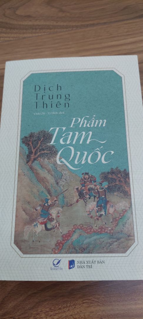 Trong tứ đại danh tác cổ Trung Quốc, mặc dù Hồng Lâu Mộng có địa vị văn học cao nhất xong sở thích của dân chúng thì vẫn ở Tam Quốc, Thủy Hử. Trong dân  gian Tam Quốc là đề tài mà mọi người hăng say bàn luận. 
Kịch tính trong Tam Quốc khiến nó trở thành đối tượng được các nhà nghiên cứu văn học nghệ thuật chú ý cả về giá trị nội dung và giá tri nghệ thuật. Thời đại Tam Quốc là thời đại có sự cạnh tranh khốc liệt về chính trị và quân sự rất cao, một thời đại anh hùng lớp lớp xuất hiện, một giai đoạn lịch sử khó bề phân rõ, một câu chuyện hấp dẫn, một đề tài vô cùng thú vị . 
Bên cạnh đó là bút pháp tài tình của Nhà Văn La Quán Trung với khả năng xây dựng tính điển hình rất cao cho nhân vật, đẩy nhân vật đến mức tận cùng nào là “ tuyệt nhân Lưu Bị”, “ tuyệt gian Tào Tháo” , “ tuyệt nghĩa Quan Vũ “ , nhắc đến tính nóng nảy phải nghĩ tới Trương Phi. Chính vì những cá tính điển hình này mà các nhân vật trong Tam Quốc dễ dàng hòa nhập trong sinh hoạt dân gian, trở thành những giai thoại những đề tài trong cuộc sống đời thường vượt ra khỏi khuôn khổ tiểu thuyết, nào là “ Ta thà phụ người chứ không để người phụ ta “ , “ Năng thần của đời trị, gian hùng của đời loạn “ , “ Tinh cha, huyết mẹ không nên bỏ “ , “ Trời đã sinh Du sao còn sinh Lượng “,  hay những thành ngữ quen thuộc với số đông “ Vòng vo Tam Quốc” , “ Nóng như Trương Phi” , “ Đa nghi như Tào Tháo”.
Phẩm Tam Quốc của Dịch Trung Thiên dù không phải là một tác phẩm nghiên cứu khoa học mà là thể loại “ bình phẩm”  nhưng phương pháp khảo cứu ông sử dụng cũng hết sức cẩn trọng , nội dung chứa đựng sự mới mẻ, kỹ thuật trình bày hiệu quả và cả  những quan điểm gây tranh cãi.