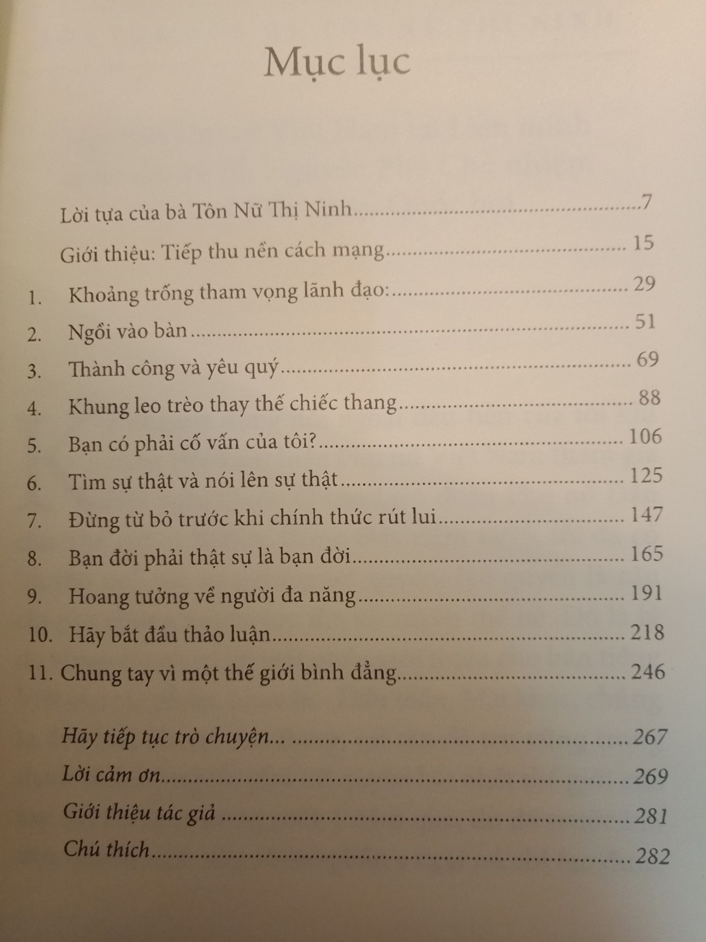 Nếu bạn tìm đến 1 cuốn sách dạy giáo điều, lý thuyết về nữ quyền, “Dấn thân” có thể không phải cuốn sách bạn tìm. Nhưng nếu bạn tìm 1 cuốn sách viết nên từ chính trải nghiệm của Giám đốc hoạt động (COO) *** – Sheryl Sandberg về nữ quyền, về cách phụ nữ có thể thay đổi để thành công thì “Dấn thân” chắc chắn là cuốn sách dành cho bạn.
Tôi thích cái cách mà Sheryl Sandberg dùng các con số rất thường xuyên trong các chương của “Dấn thân”. Chính xác, đáng tin cậy với các số liệu thực tế đúng như một cựu nhân viên tại Google, nhưng cũng gần gũi và thân tình bởi đó chính những câu chuyện đó là của Sheryl, chứ không phải lấy ra từ một cuốn sách nào khác.