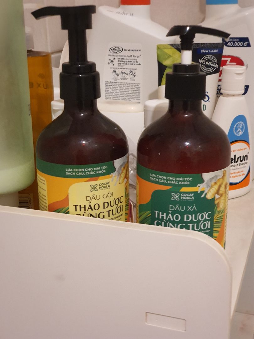 Mình thấy giá khá cao nên cũng rất phân vân khi mua, mà đọc review thấy mọi người khen quá trời, m mua về phải xài gần hết chai rồi mới review. Lúc mới xài thì tóc khá mượt, thấy gàu cũng sạch đi bớt nên thấy khá ổn. Nhưng nếu để qua ngày thứ 2 thì tóc có vẻ ra dầu và rất ngứa, ngứa hơn rất nhiều so với loại dầu mình gội trước đó, nên ngày nào m cũng phải gội mới không bị ngứa. Gội 1 thời gian thì thấy gàu ko hết mà sinh ra nhiều hơn, nó tạo thành từng mảng mình có thể bóc ra được chứ không phải vảy vảy nhỏ. Chắc do gia đình mình xài ko hợp. Vì chồng mình gội thời gian đầu có giảm ngứa và gàu chút xíu nhưng giờ cũng bắt đầu bị lên rất nhiều gàu. Dầu xả loãng dạng sữa sệt, rất thơm.