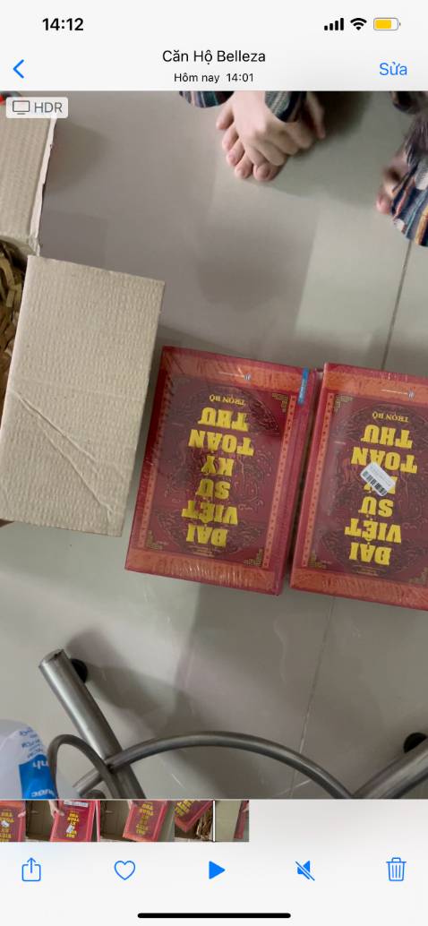Sao mình đặt 2 cuốn Đại việt sử ký toàn thư, nhìn giá khác nhau, nhìn bìa quảng cáo cũng khác. Mà nhận được 2 cuốn y chang. Làm đang hoang mang không biết là do mình nhầm hay do bên Tiki nhầm vậy ạ?!