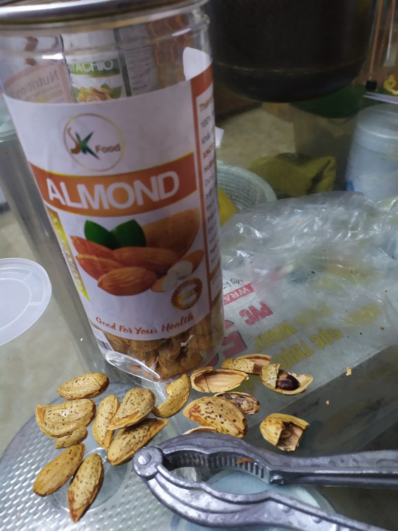 chưa bh gặp hạnh nhân vỏ dày, cứng đến vậy. Phải dùng kẹp cua để kẹp tách vỏ. Hạt ăn ko ngậy. Nhiều hạt hỏng. Túm lại rất thất vọng về hàng mua